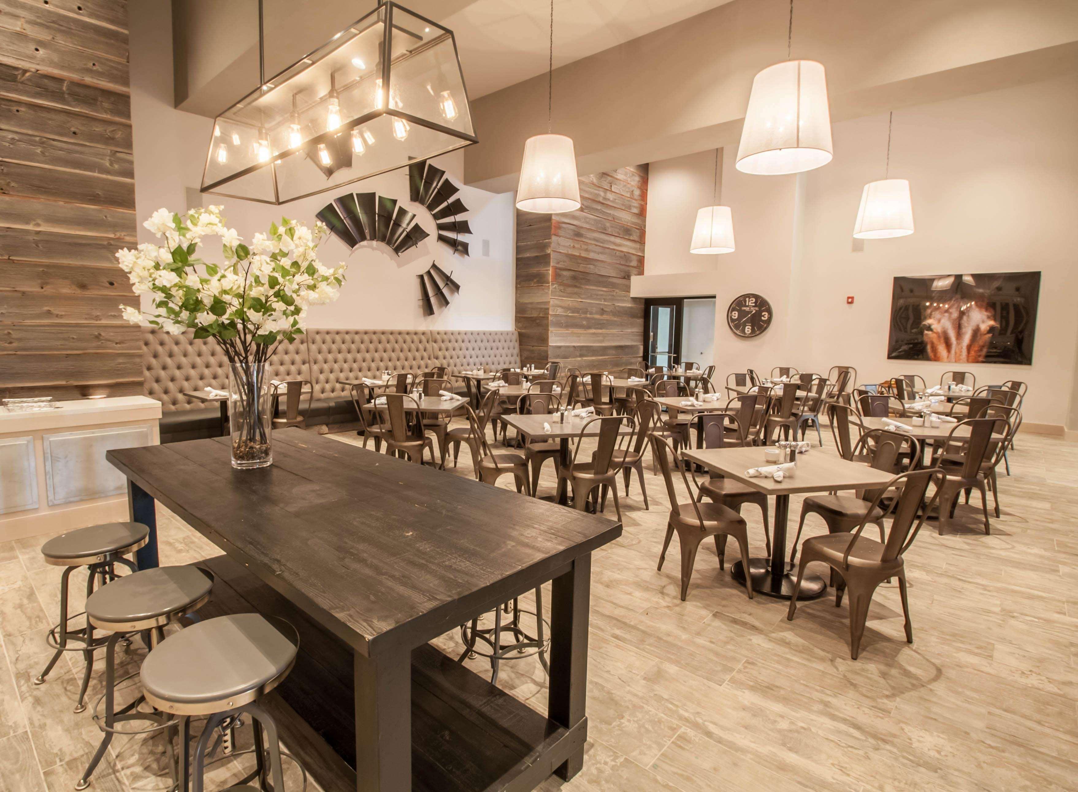 雷诺沃酒店 Urbandale 外观 照片